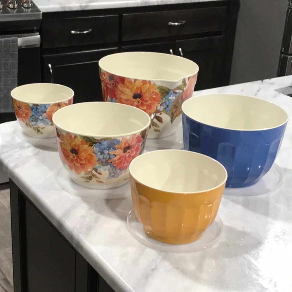 Nesting bowls with lids.